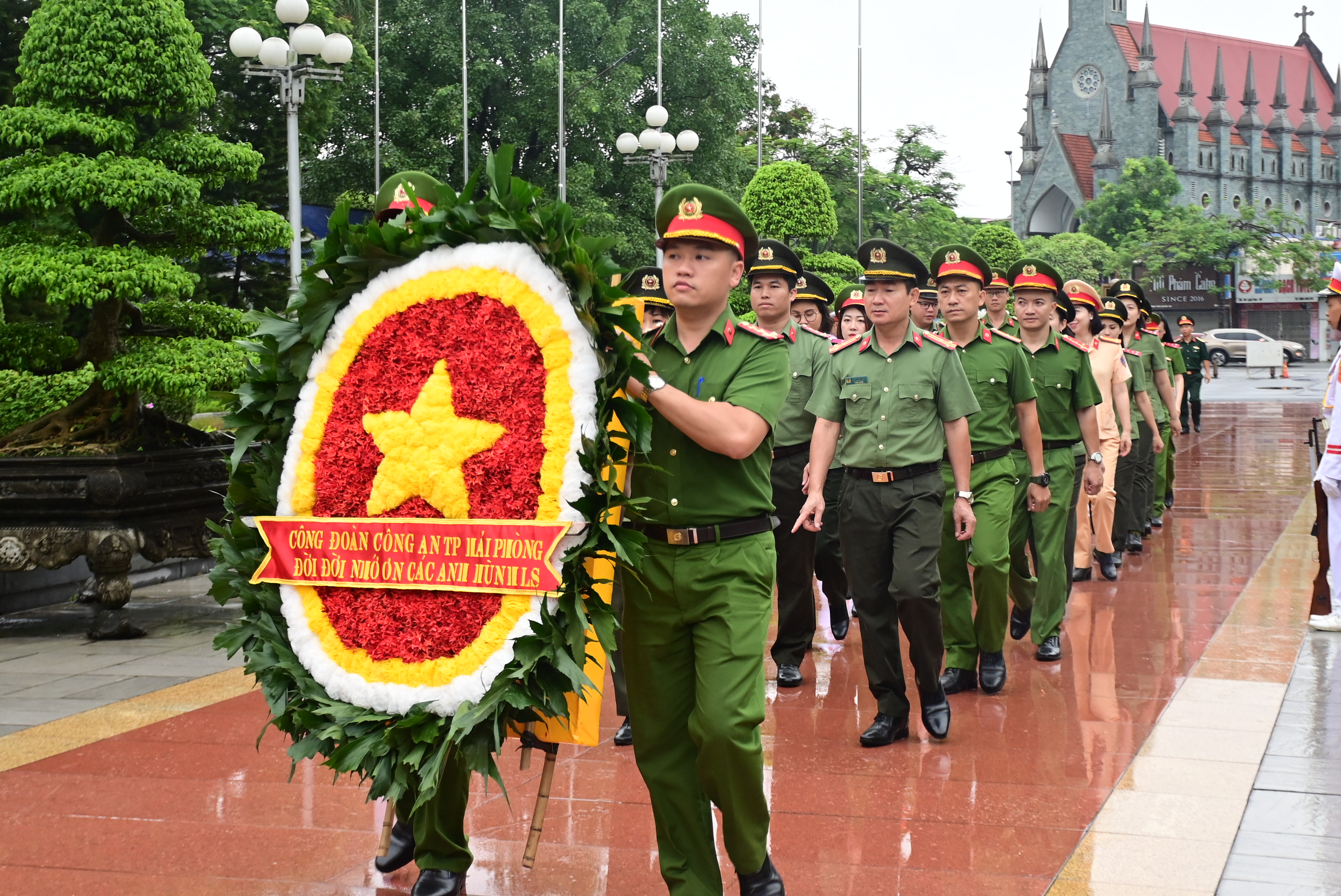 Công đoàn Công an thành phố dâng hương, tri ân Anh hùng liệt sĩ